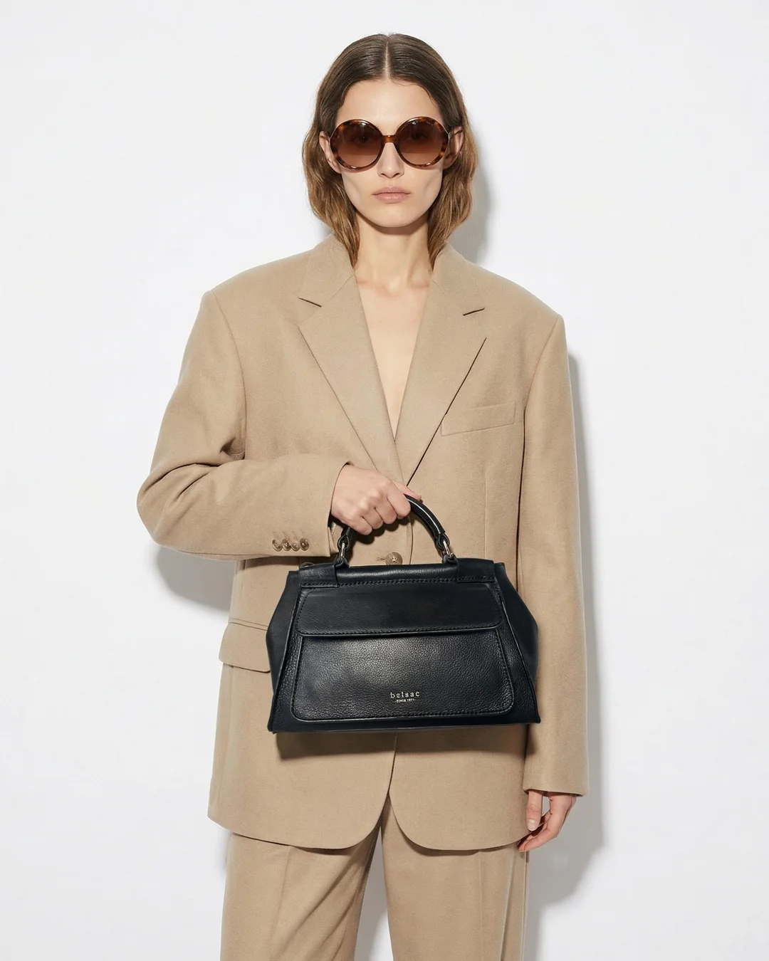 Rachel sort håndtaske på model