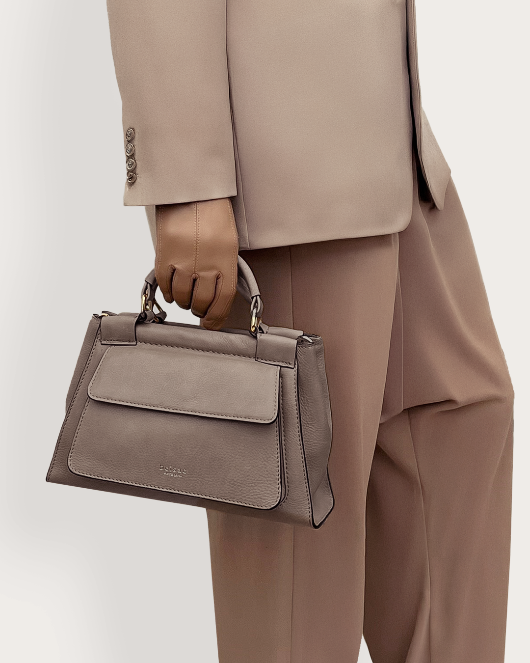 Rachel Taupe Crossbody taske i laeder 26501 5 paa person Belsac Creative