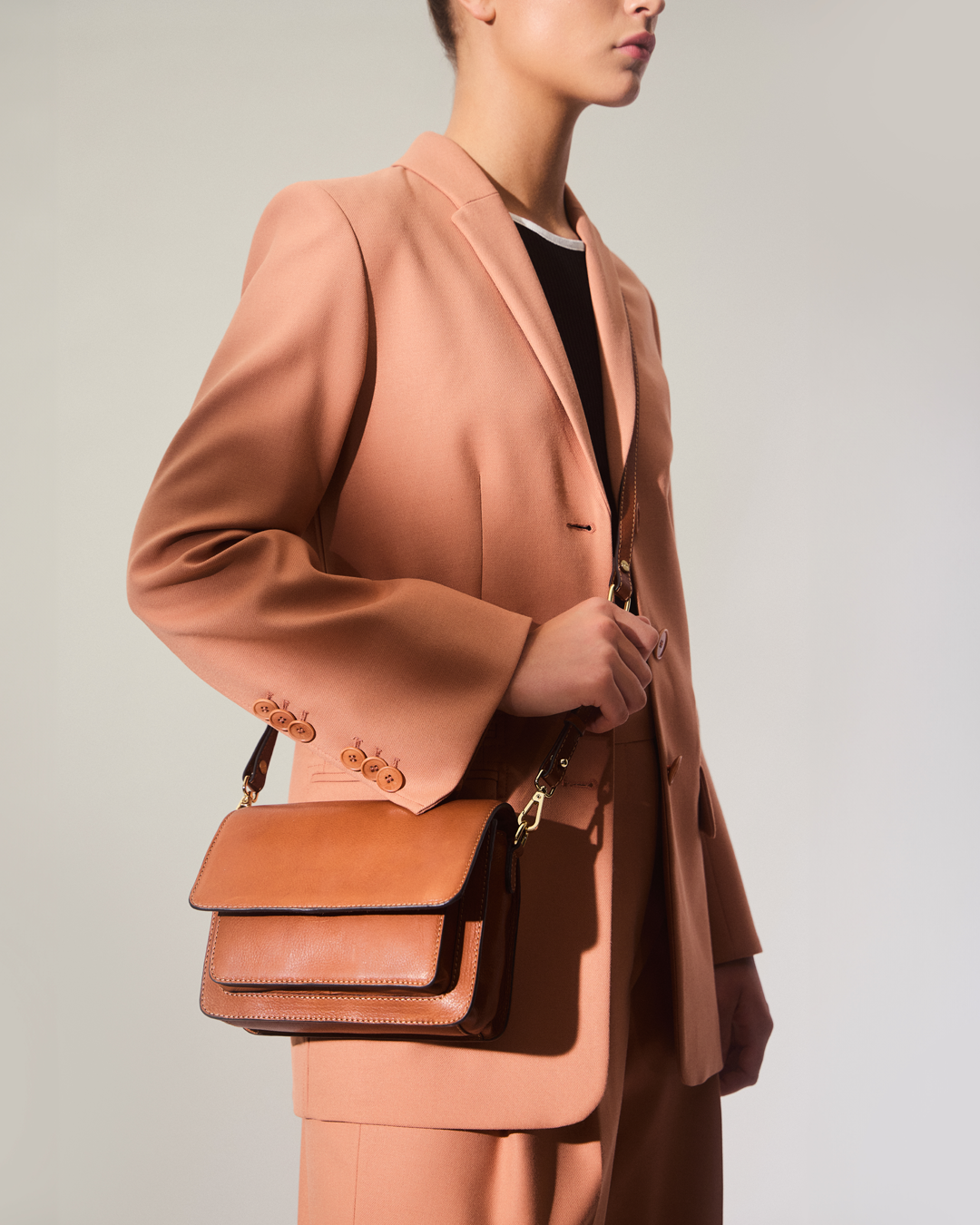 Olga Cognac Crossbody taske i laeder 26402 5 paa person Belsac Creative