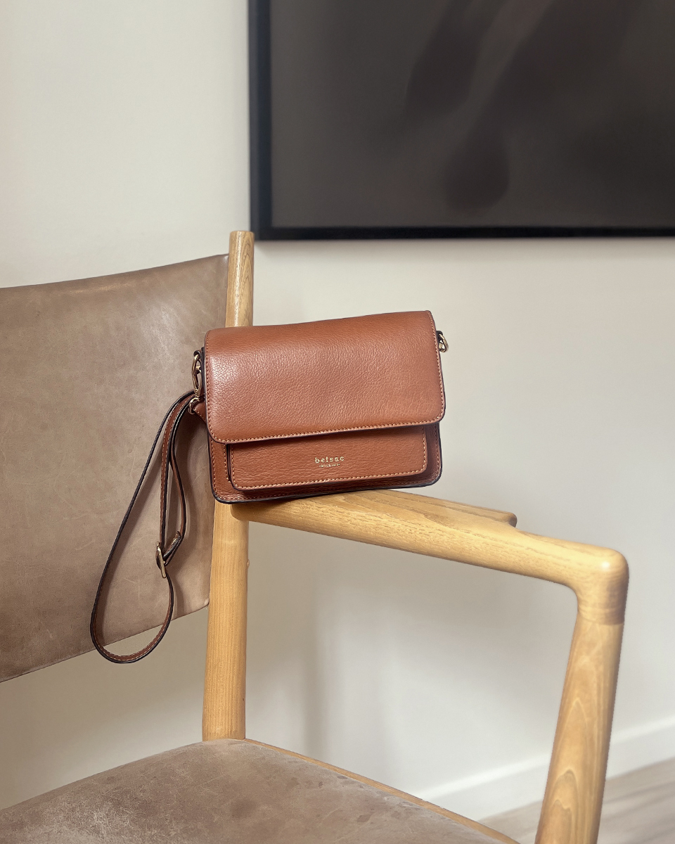 Olga Cognac Crossbody taske i laeder 26402 5 paa stol Belsac Creative
