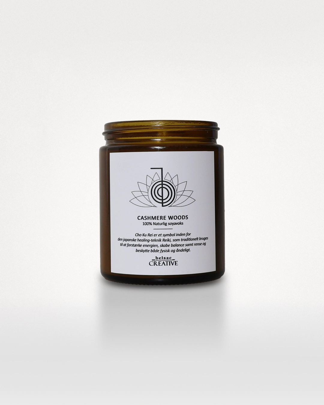 Duftlys Cashmere Woods i amberfarvet glas uden låg, set forfra