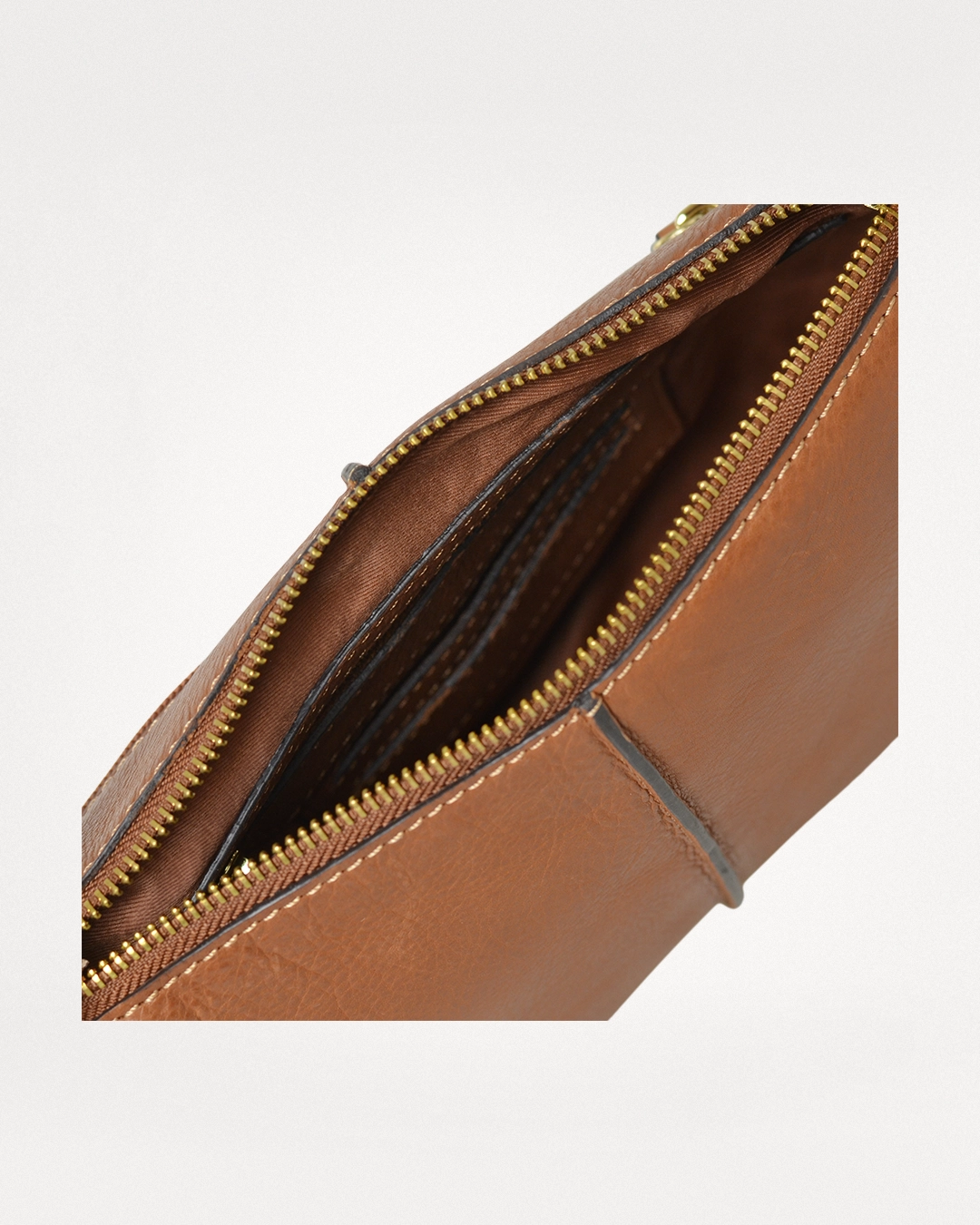 Ofelia, cognac crossbody i skind 4 Indvendigt i Ofelia cognac crossbody taske med flere rum til organisering