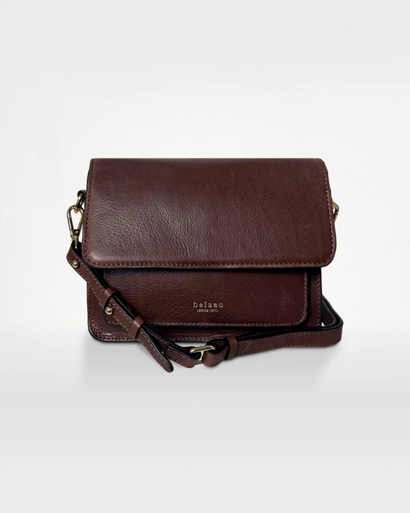 Olga skulder- og crossbodytaske i brun læder set forfra med frontlomme