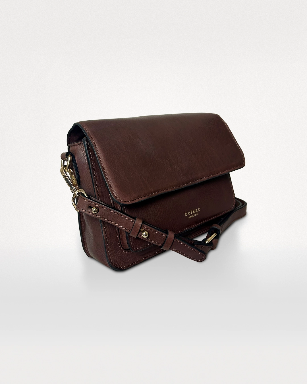 Olga, Brun crossbody i skind med overslag 3 Olga brun lædertaske set fra siden med justerbar skulderrem