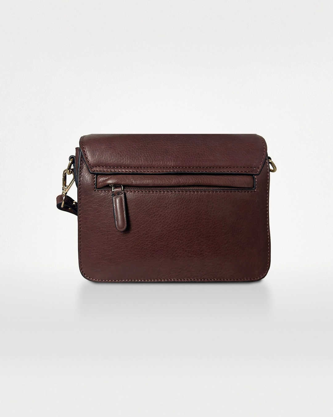 Olga, Brun crossbody i skind med overslag 4 lga brun lædertaske set bagfra med lynlåslomme