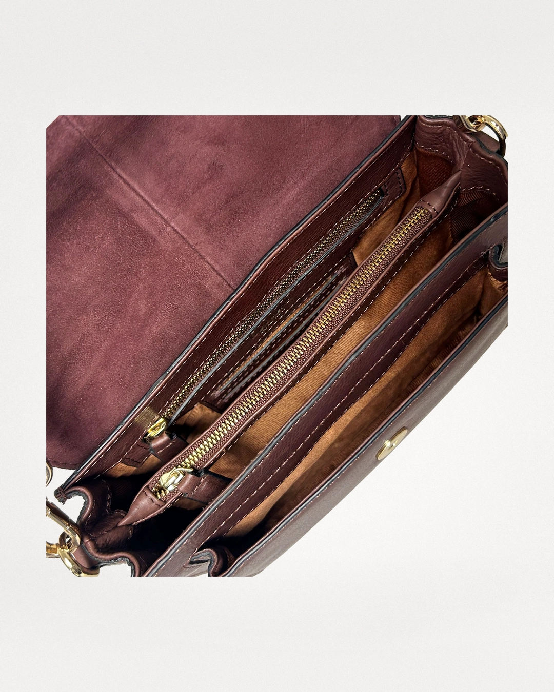 Olga, Brun crossbody i skind med overslag 5 Indvendigt af Olga brun lædertaske med opdelte rum, lynlåslomme og kortlommer