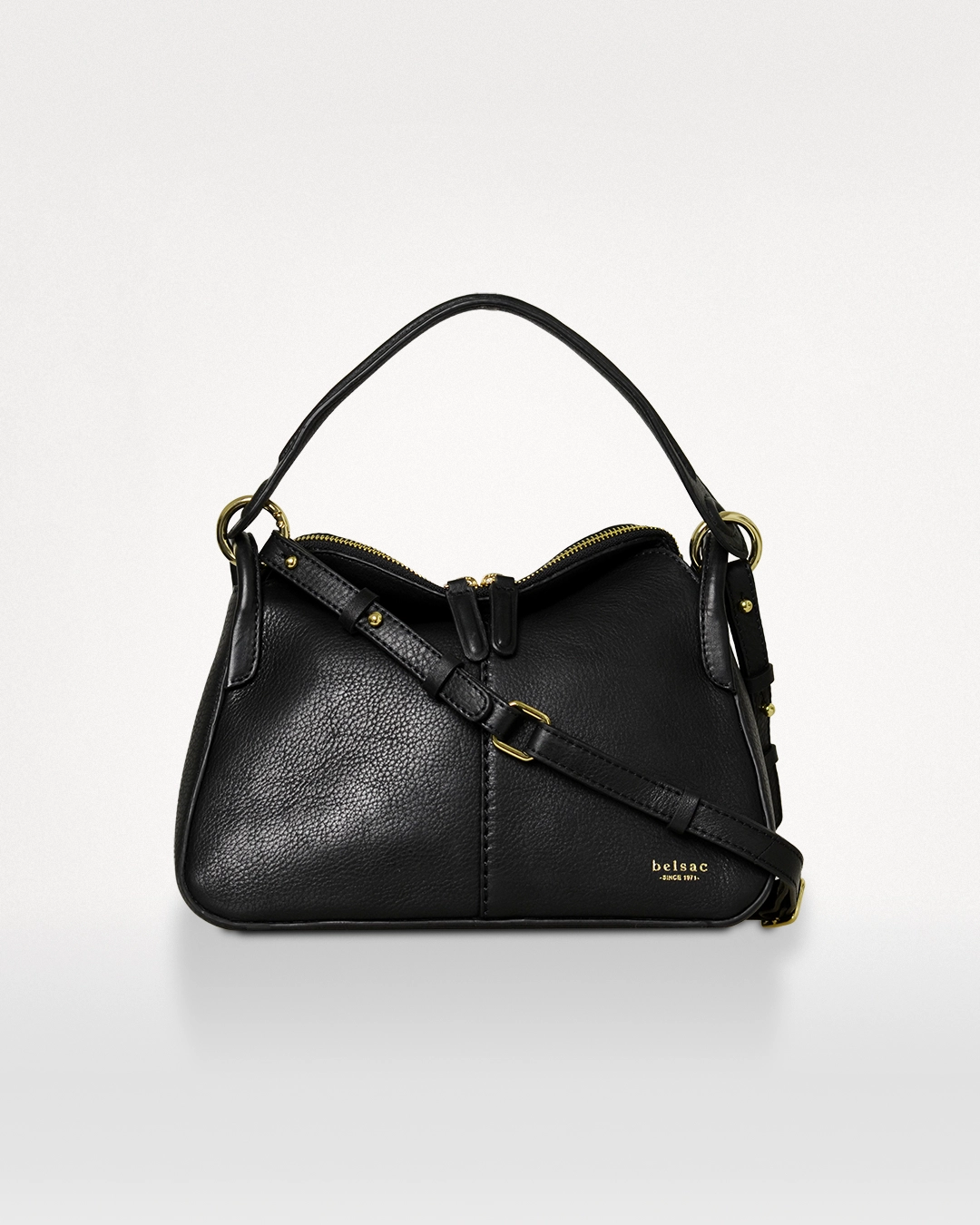 Olivia crossbody taske i sort læder med trapezformet silhuet og markant overslag
