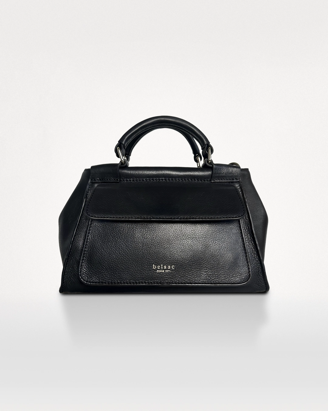 Rachel crossbody- og håndtaske i sort struktureret læder, set forfra
