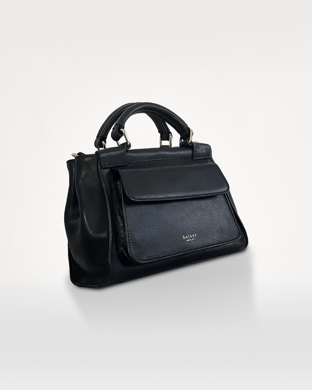 Rachel, black crossbody i skind. 3 Rachel taske i sort læder, sideprofil med bred bund og formsyede hanke