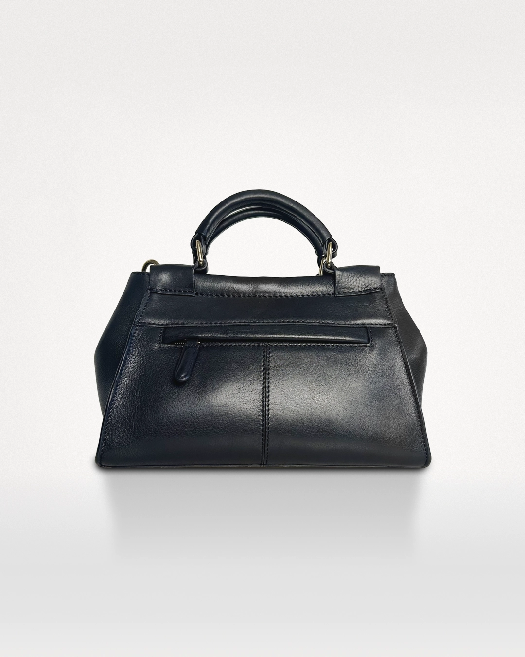 Rachel, black crossbody i skind. 4 Rachel taske i sort med lynlåslomme dækket af paspel, set bagfra