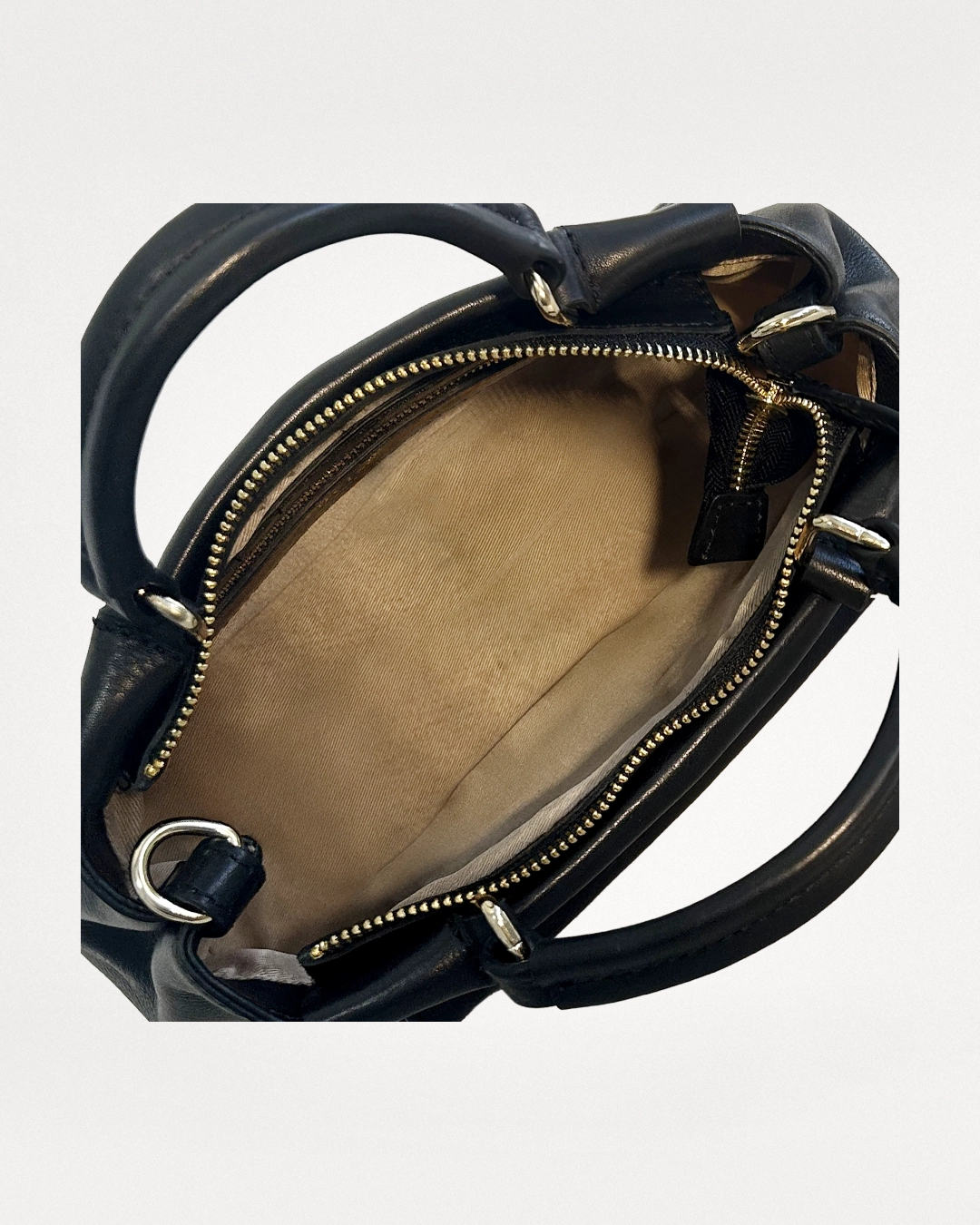Rachel, black crossbody i skind. 5 Indvendigt af Rachel taske i sort læder med hovedrum og lynlåslomme