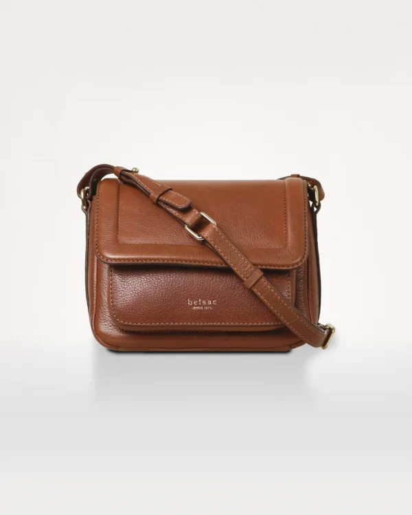 Rhina crossbody taske i cognacfarvet læder med mørke kantdetaljer, set forfra