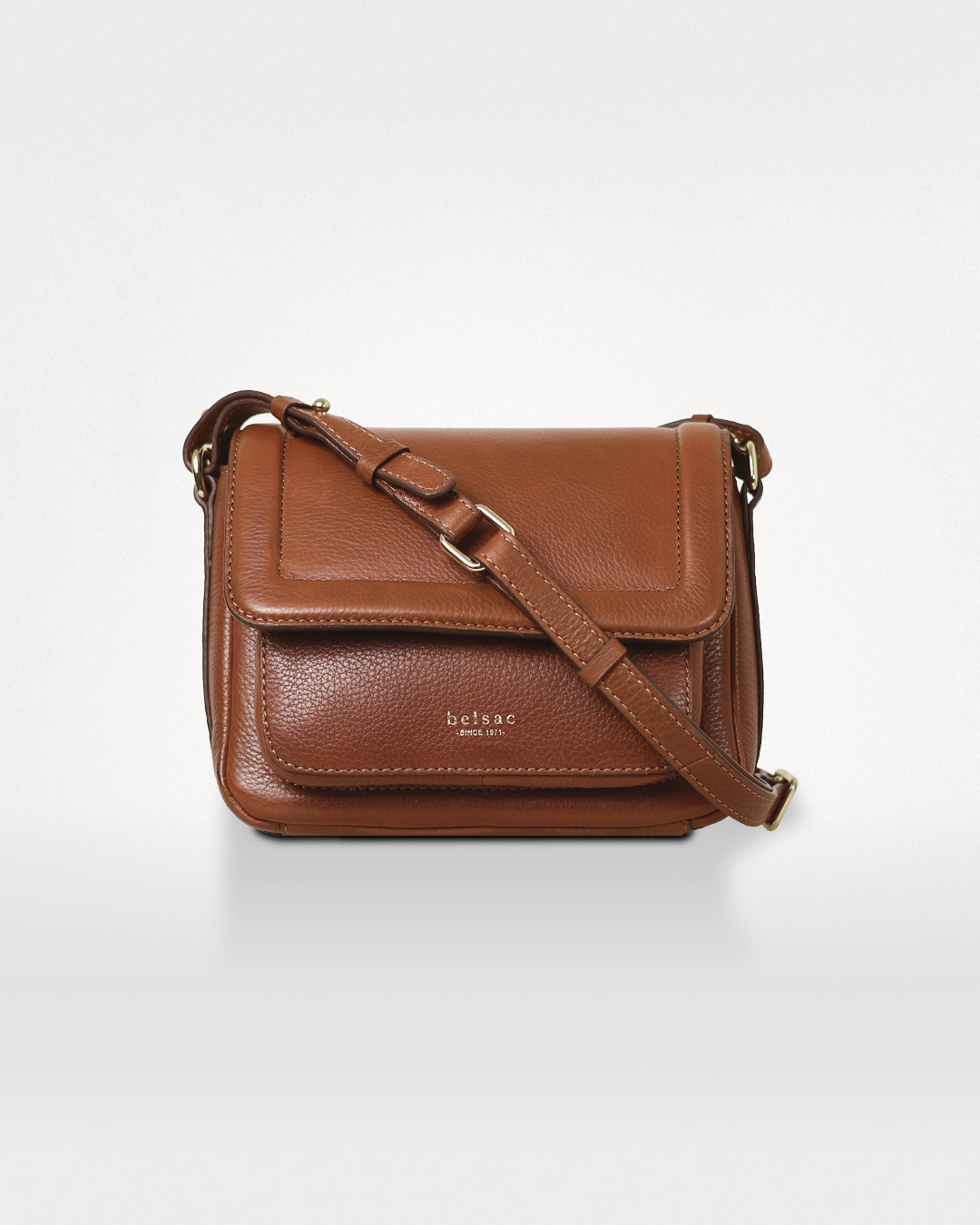 Rhina crossbody taske i cognacfarvet læder med mørke kantdetaljer, set forfra