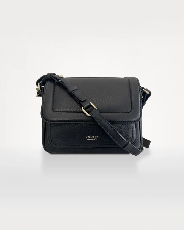 Rhina kompakt crossbody taske i sort blødt læder med overslag, set forfra