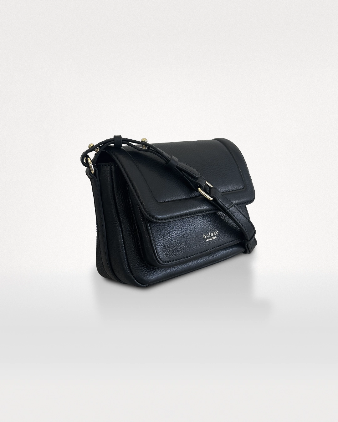 Rhina crossbody taske i sort læder set fra siden med blødt materiale og kompakt form