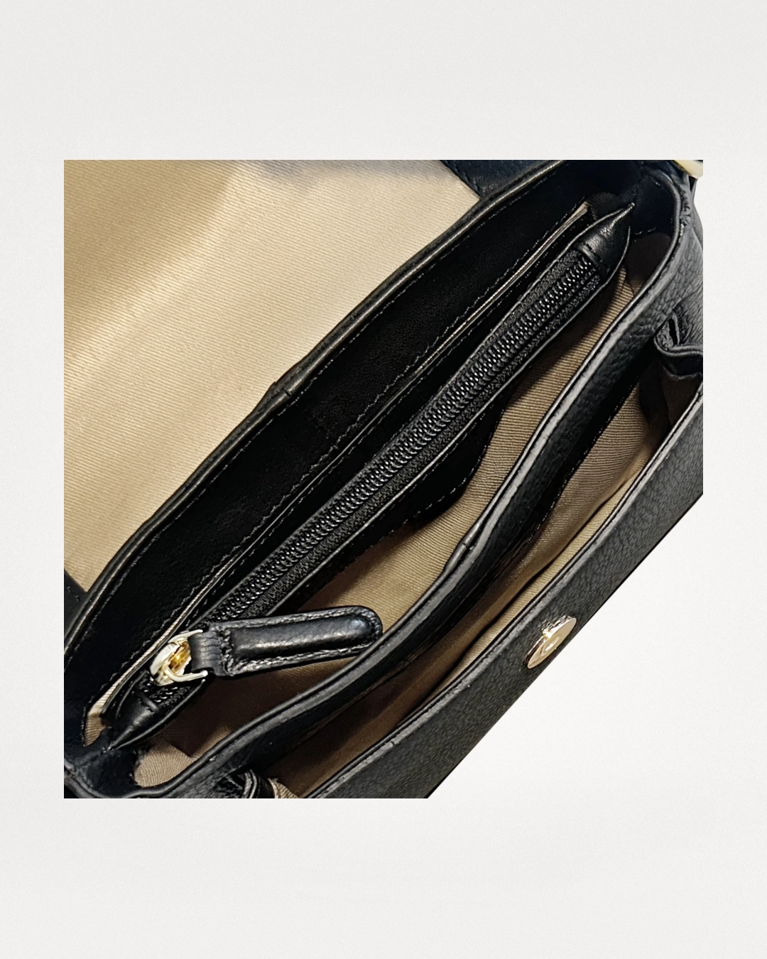 Rhina, sort crossbody i skind 4 Indvendigt af Rhina crossbody taske i sort læder med lynlåslomme og flere rum