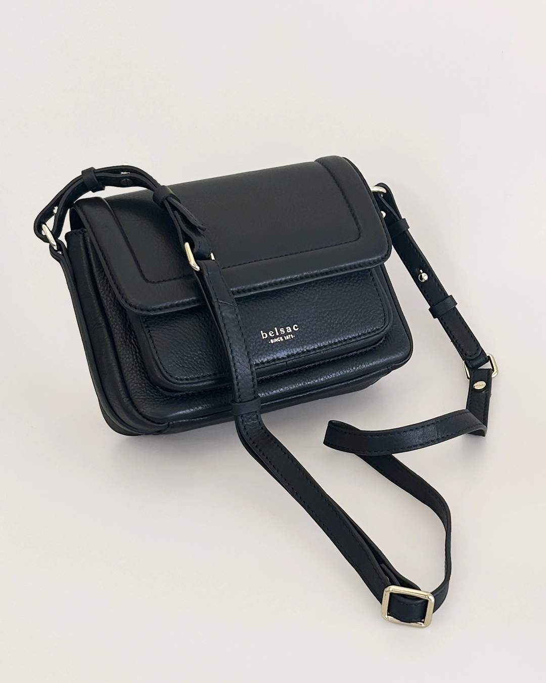 Rhina, sort crossbody i skind 5 Rhina crossbody taske i sort læder liggende med aftagelig og justerbar skulderrem
