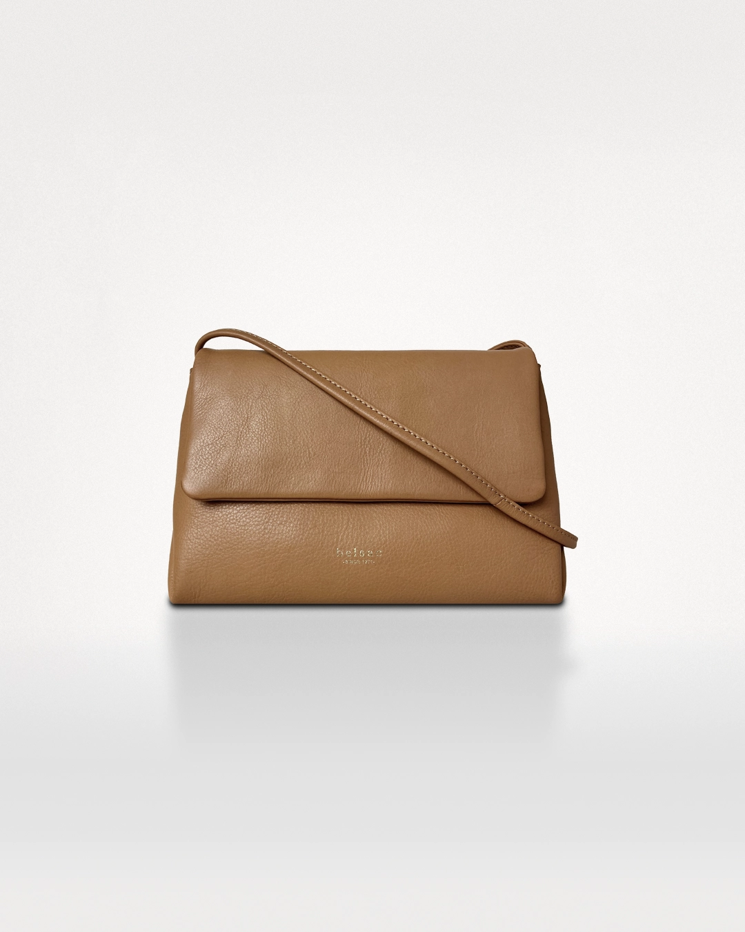 Roberta camel crossbody taske i blødt kalveskind set forfra
