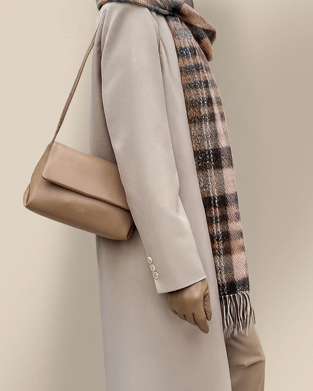 Roberta camel clutch / crossbody på model