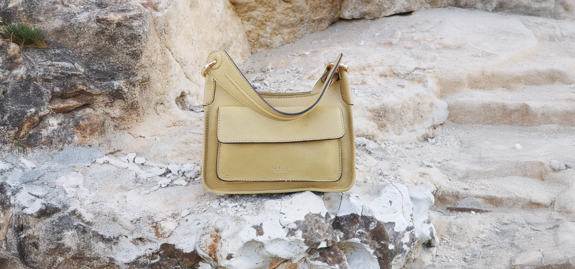 Rakel Light Lime Crossbody taske i laeder 26503 6 taske placere paa klippevaeg Belsac Creative