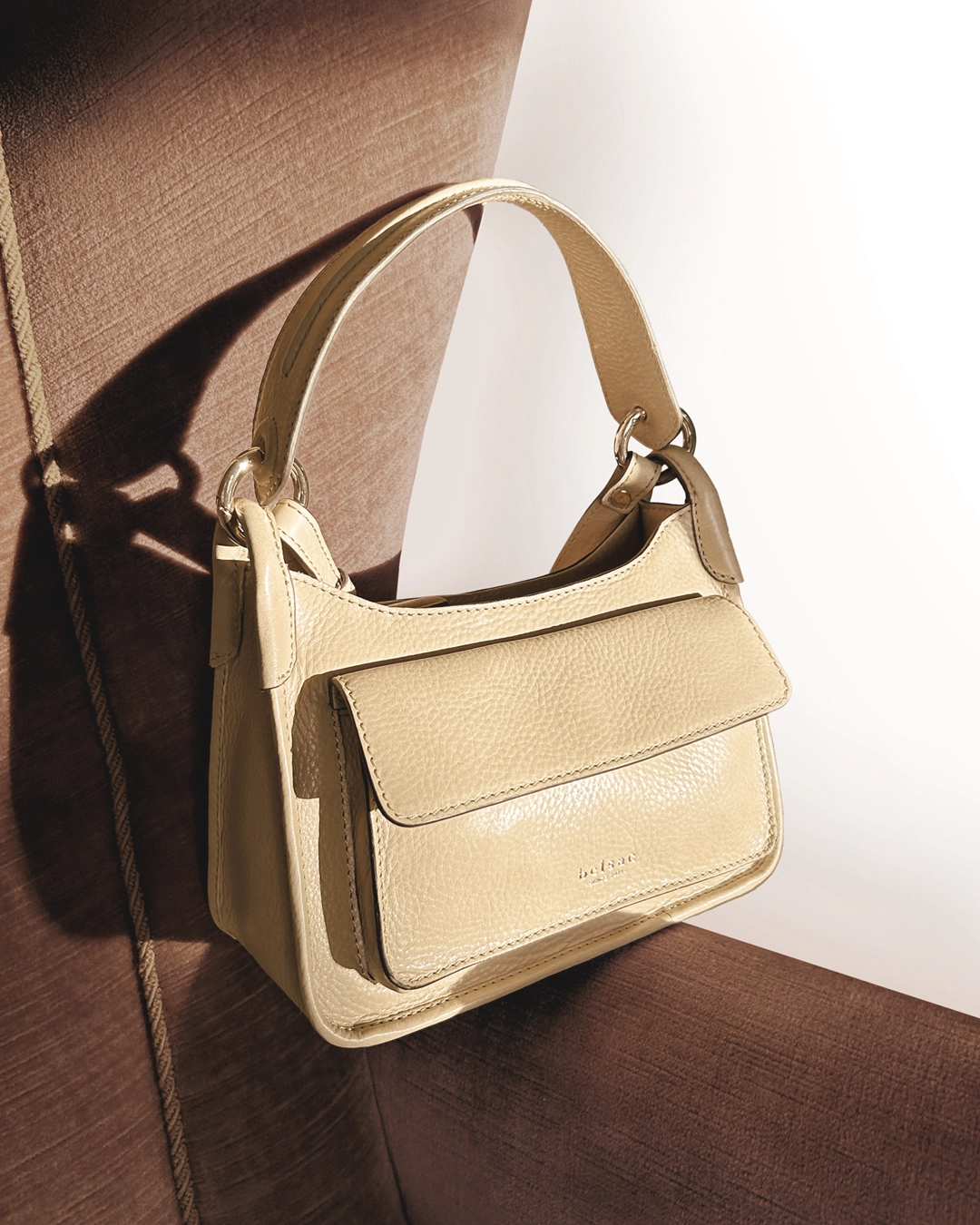 Rakel Light Lime Crossbody taske i laeder 26503 6 taske placere paa sofastol Belsac Creative