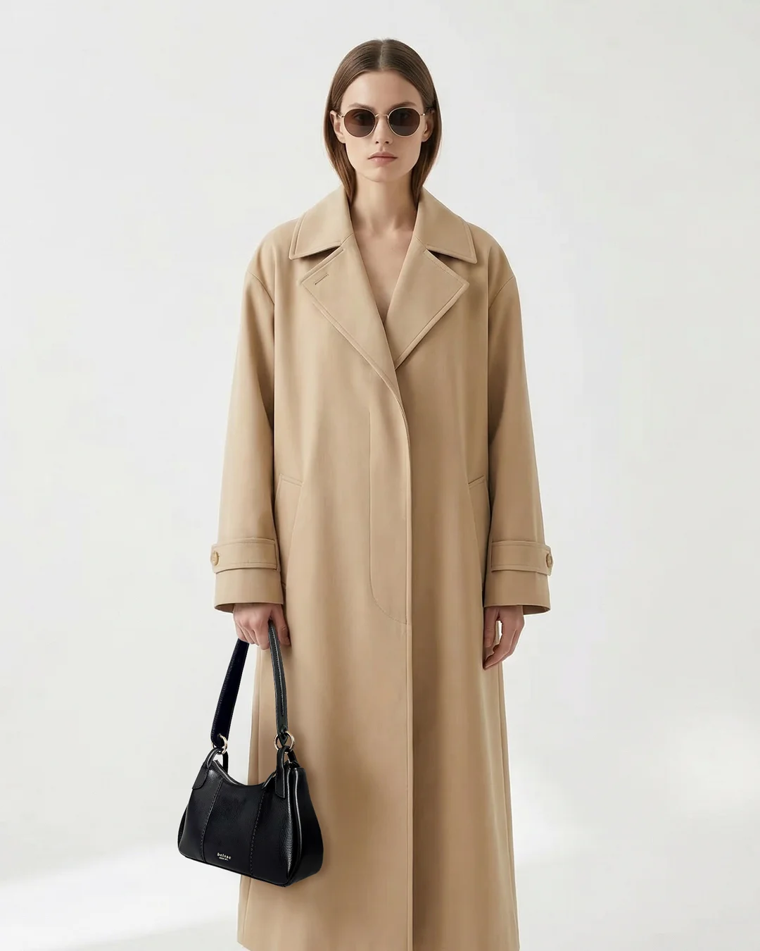 Rebecca skuldertaske i sort blødt læder med markante stikninger, på model