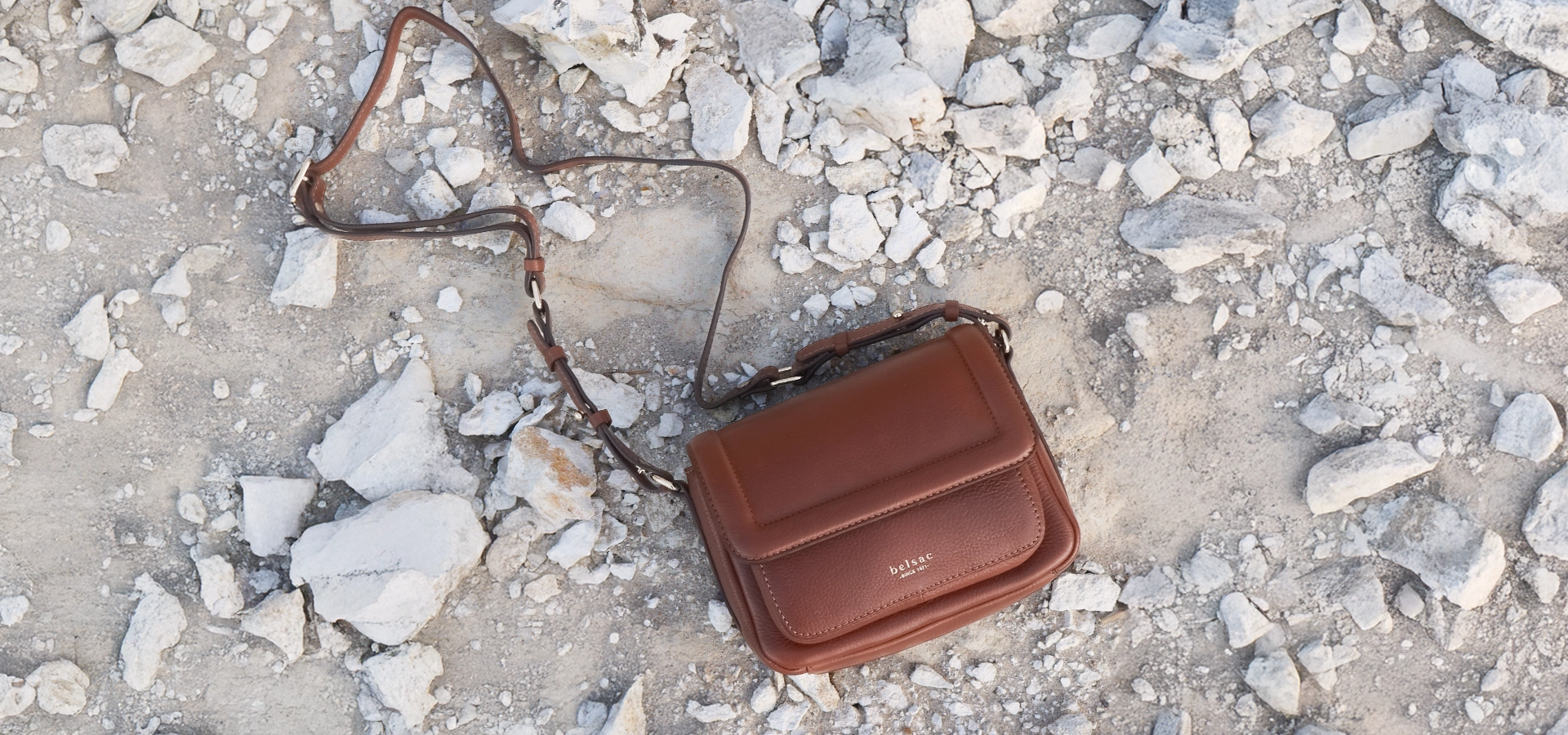 Rhina Cognac Crossbody taske i laeder 26505 6 placere paa klippevaeg Belsac Creative