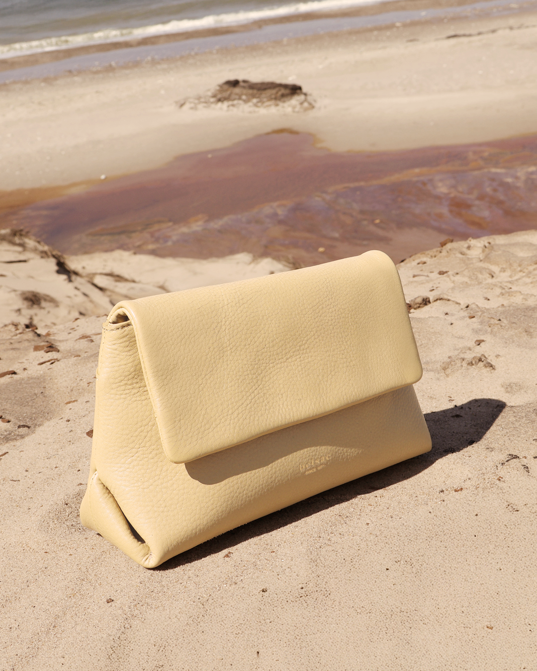 Roberta Light Yellow Clutch taske i laeder 16501 2 paa stranden Belsac Creative 1