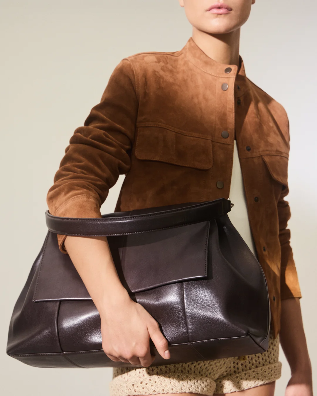 Ofia arbejdstaske til 13” laptop i brunt læder, på model