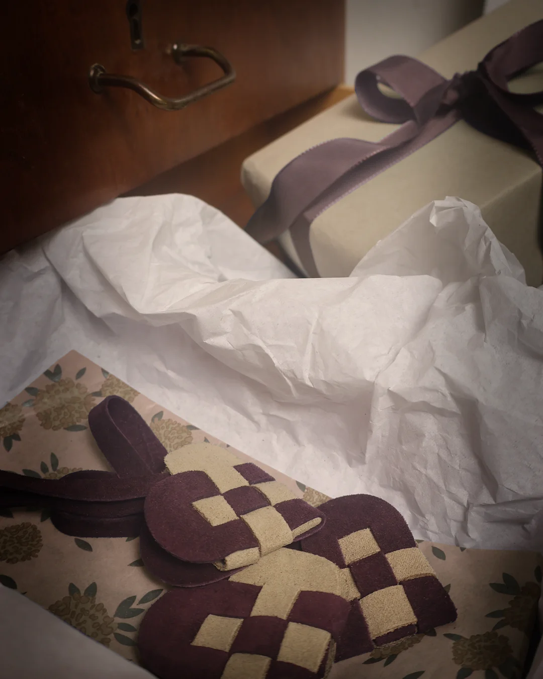 flettede julehjerter i ruskind