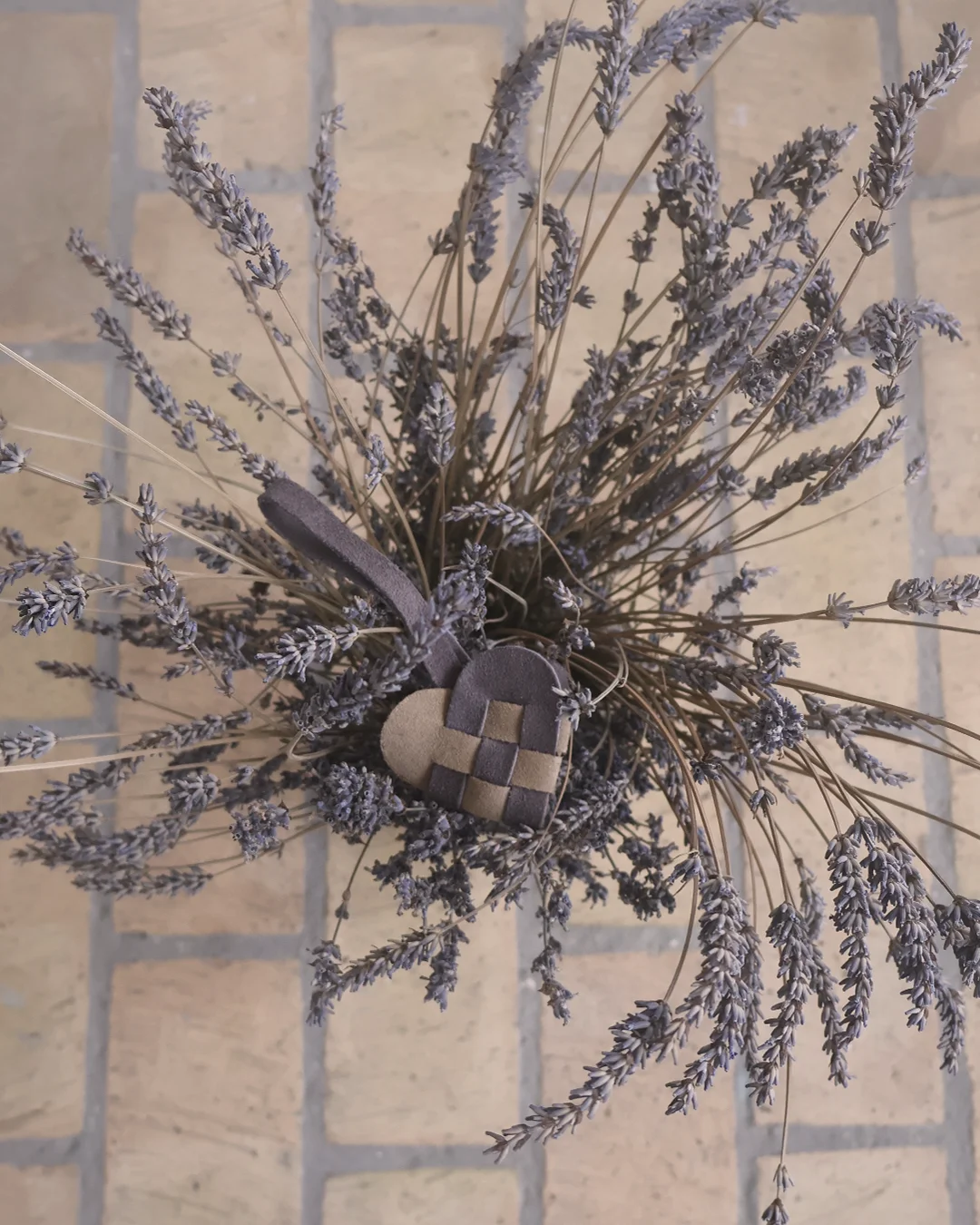 Flettede julehjerte i ruskind, grå. med lavendel
