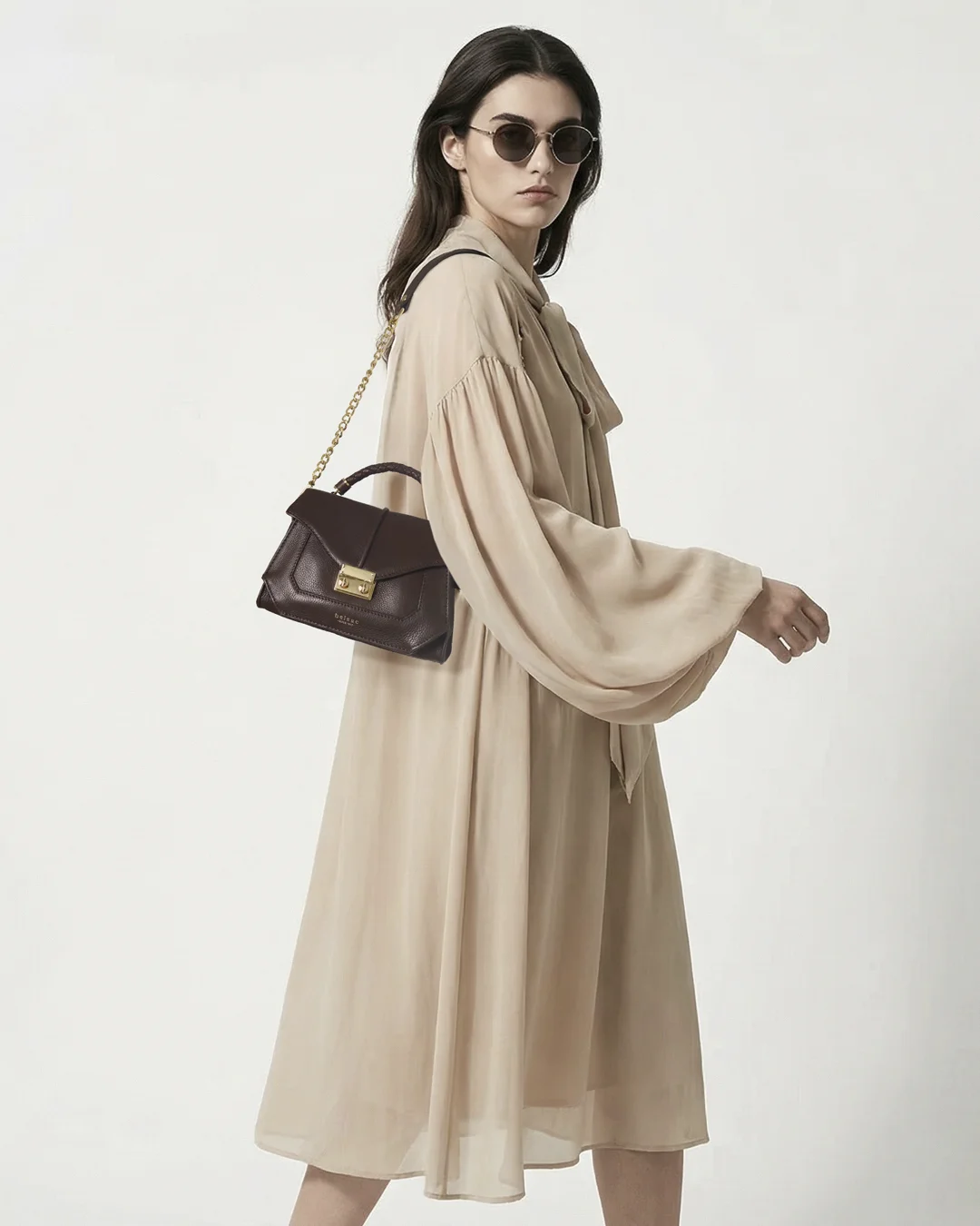 Flore sort café-taske på model