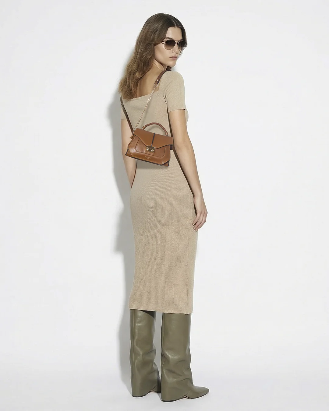 Flore taske i cognac på model