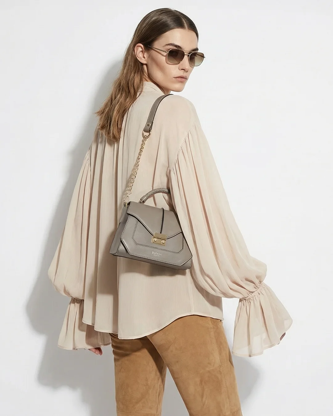 Flore i grå læder, på model.