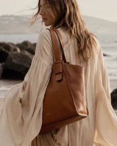 Hannah Cognac Model Beach